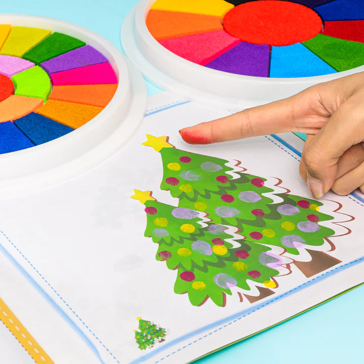Detailaufnahme von 6 kräftigen, ungiftigen Fingerfarben in Tuben, bereit für kreative Kunstprojekte von Kindern.