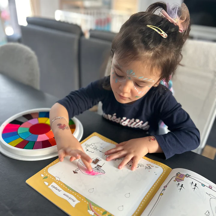 Bunte Fingerfarben-Flaschen in kinderfreundlicher Verpackung, bereit für kreative Malerei und sensorisches Spielen.