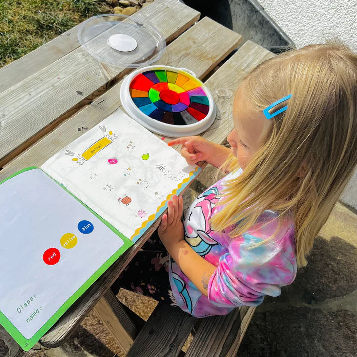 Kinderhände malen mit leuchtenden Fingerfarben auf Papier, fördert Malspaß und künstlerische Entwicklung bei Kindern.