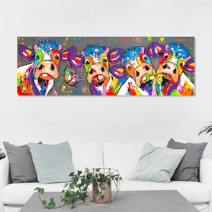 Farbenfrohes Leinwandbild mit bunten Kühen, lebendige Tierkunst als moderne Wanddekoration.