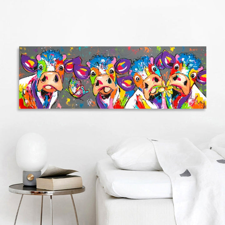 Modernes Leinwandbild bunte Kühe. Lebendige Wohnkultur, gerahmter HD Druck als Tierkunst Dekoration.