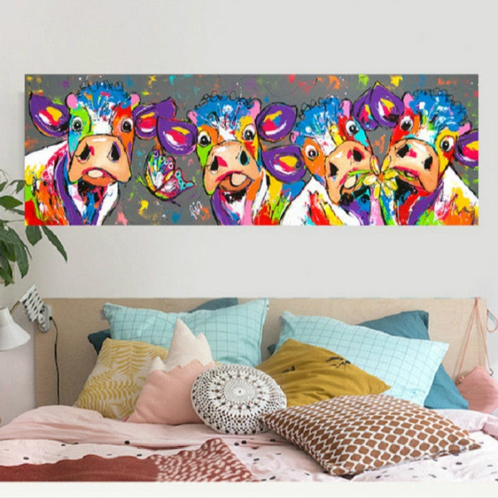 Lebendige bunte Kühe auf Leinwand. Gerahmter HD Druck, farbenfrohes Tierbild als moderne Wandkunst Deko.