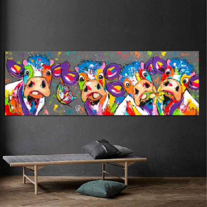 Modernes Leinwandbild bunte Kühe, lebendige Farben. Gerahmte Wandkunst, HD Druck für eine fröhliche Wohnkultur.