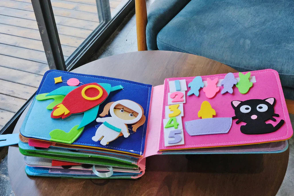 Kreatives Filzbuch für Kinder. Buntes Abenteuerbuch fördert spielerisch Feinmotorik, Kreativität und Problemlösung.
