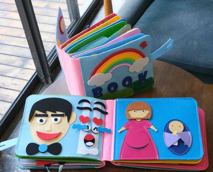 Kleinkind spielt mit farbenfrohem Montessori Filzbuch, übt Feinmotorik, Konzentration und sensorische Fähigkeiten.