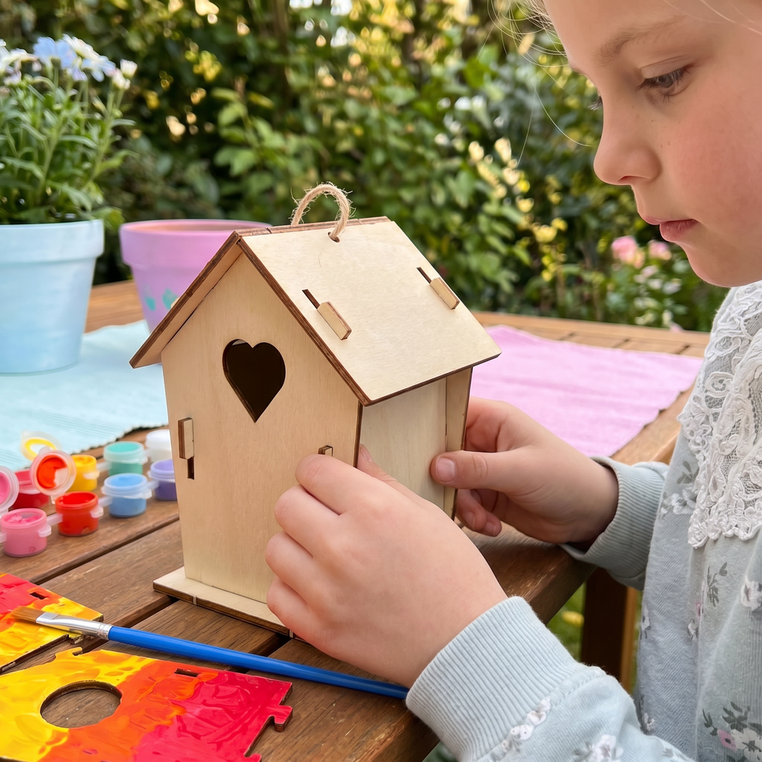 Natur-Spielzeug: DIY Vogelhaus für Kinder zum Basteln & Bemalen. Ein Zuhause für Vögel selbst gestalten.