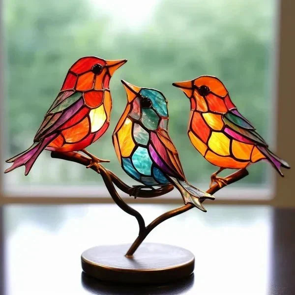 Nahaufnahme einer farbenfrohen Buntglas Glasfigur in Form eines Vogels, ideales Wohnaccessoire.