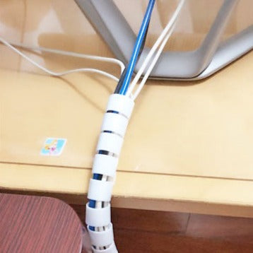 Mehrere Kabel ordentlich gebündelt mit dem CableTidy Kabelorganisator für ein aufgeräumtes Büro & Zuhause.