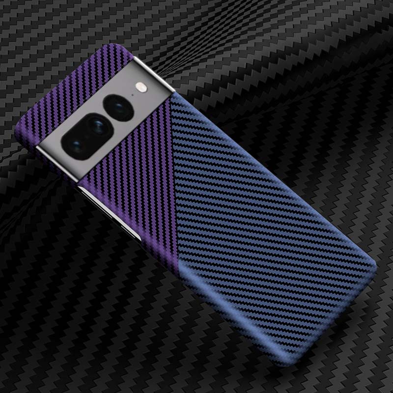 Robuste, elegante Pixelhülle aus Carbon für Google Pixel 7, 8. Volls-Schutz und angenehme Haptik.