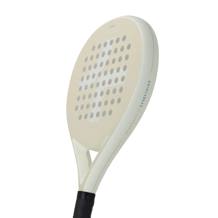 Ergonomischer Carbon Padel-Schläger. Robuste Sportausrüstung für anspruchsvolle Padelspieler mit Fokus auf Leistung.