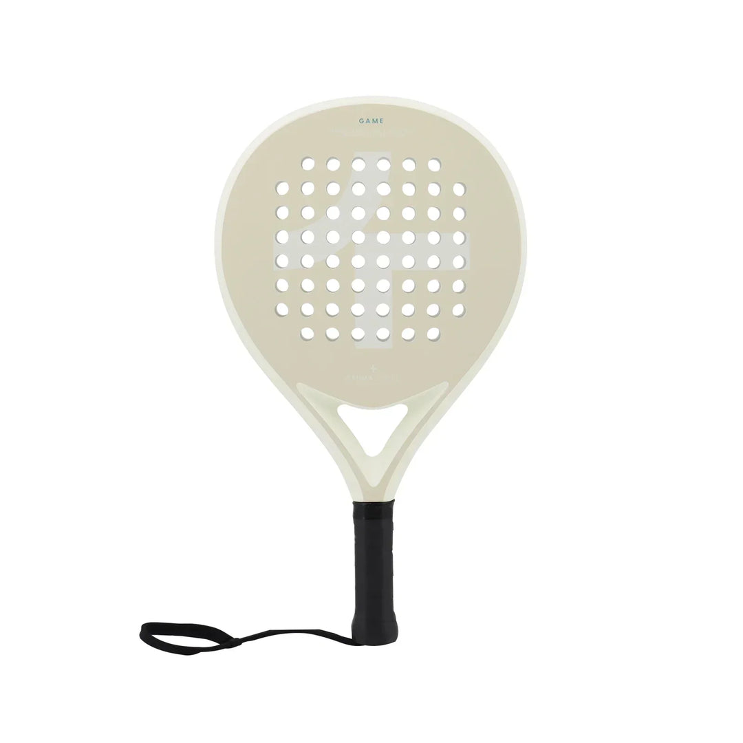 Ein Padelspieler hält einen Carbon Padel-Schläger. Optimale Ausrüstung für Kraft und Kontrolle im Match.