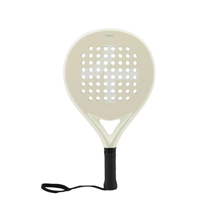 Ein Padelspieler hält einen Carbon Padel-Schläger. Optimale Ausrüstung für Kraft und Kontrolle im Match.