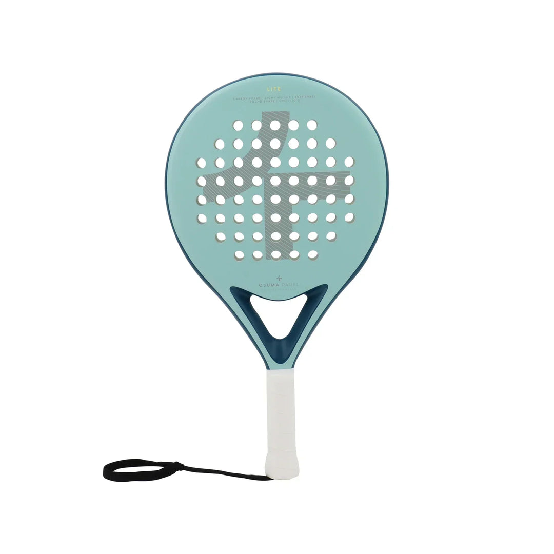 Detailaufnahme eines Carbon Padel-Schlägers, zeigt die robuste Oberfläche für optimale Kraft und Präzision.