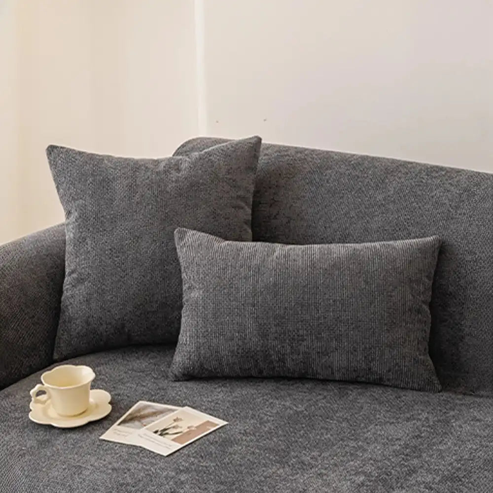 Praktischer Chenille Sofaschutz, kratzfest gegen Haustiere, rutschfest für sicheren Halt im Wohnzimmer.