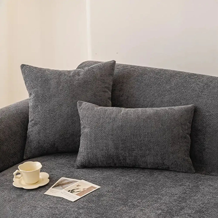 Praktischer Chenille Sofaschutz, kratzfest gegen Haustiere, rutschfest für sicheren Halt im Wohnzimmer.