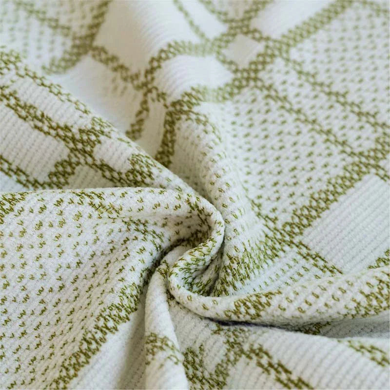 Nahaufnahme: Detail des weichen Chenille-Stoffs & des modernen Karomusters dieser Sofabezug-Husse.