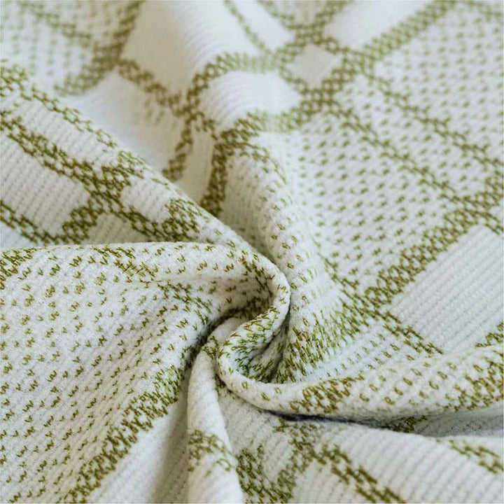 Nahaufnahme: Detail des weichen Chenille-Stoffs & des modernen Karomusters dieser Sofabezug-Husse.