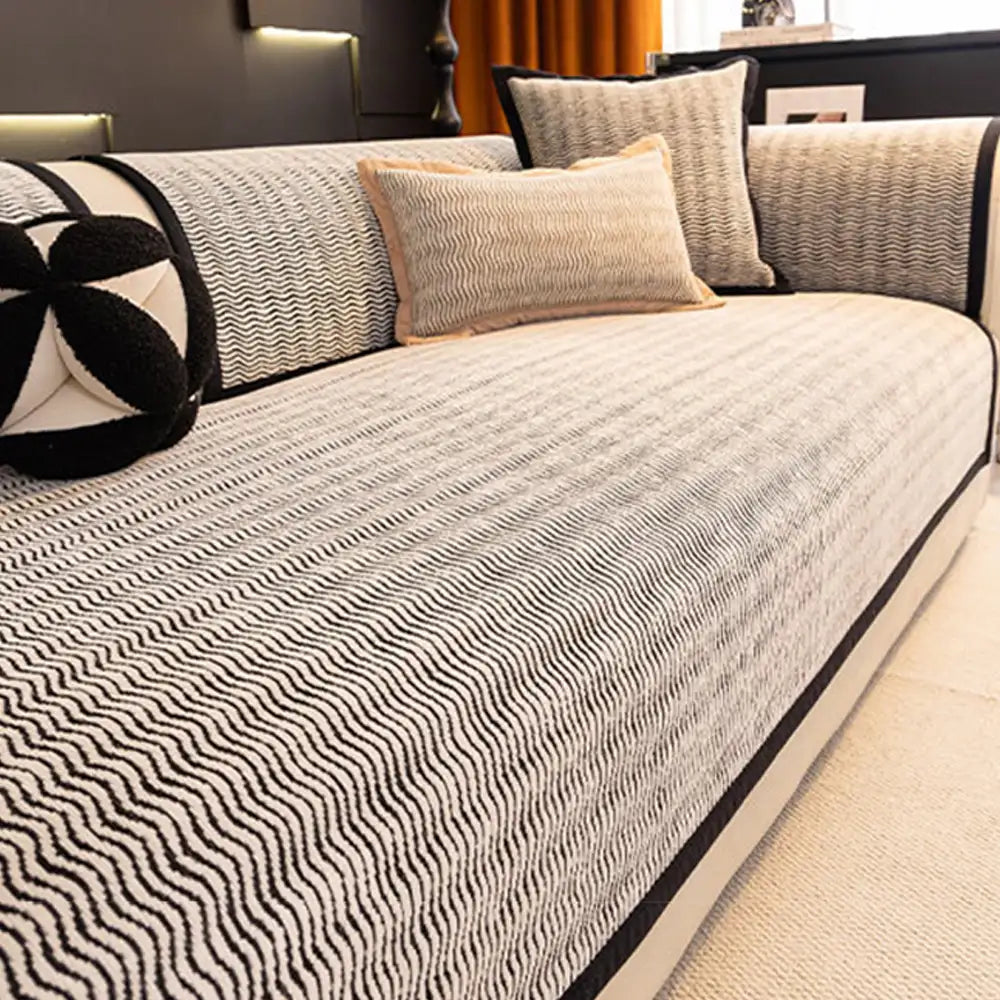 Premium Chenille Sofa-Schutzhülle, haustierfreundlich, rutschfest, schützt Wohnzimmermöbel effektiv.