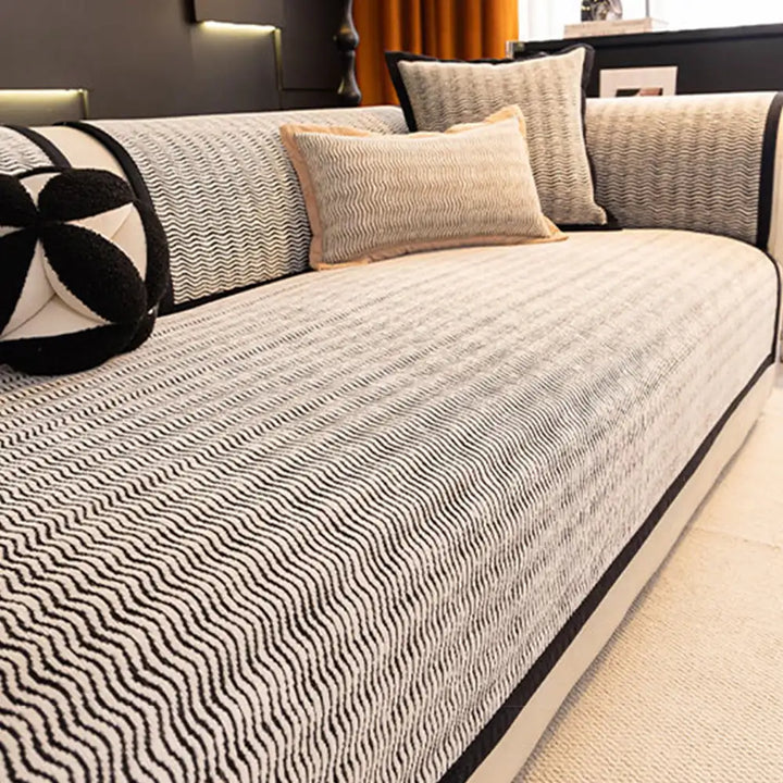 Premium Chenille Sofa-Schutzhülle, haustierfreundlich, rutschfest, schützt Wohnzimmermöbel effektiv.