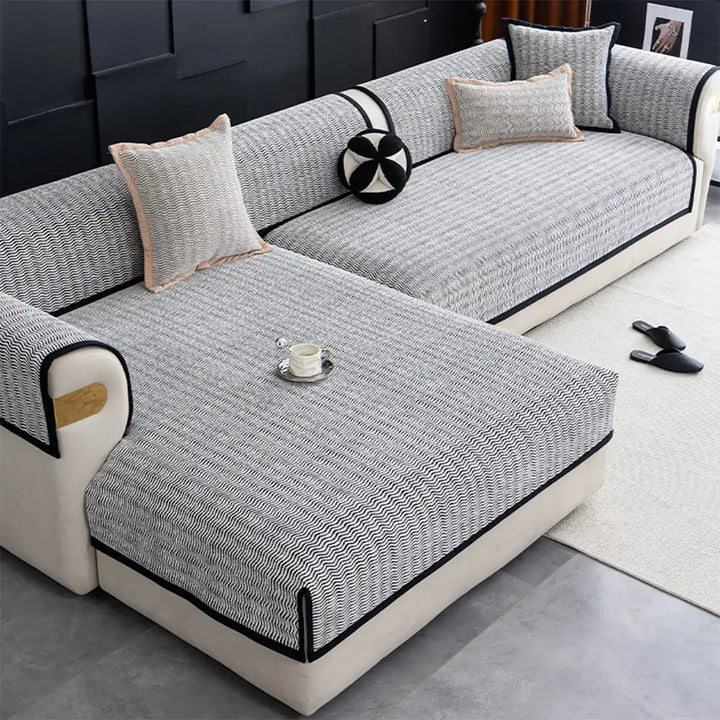 Robuster Chenille Sofabezug, haustierfreundlich & waschbar, schützt Ihr Wohnzimmer-Sofa effektiv.
