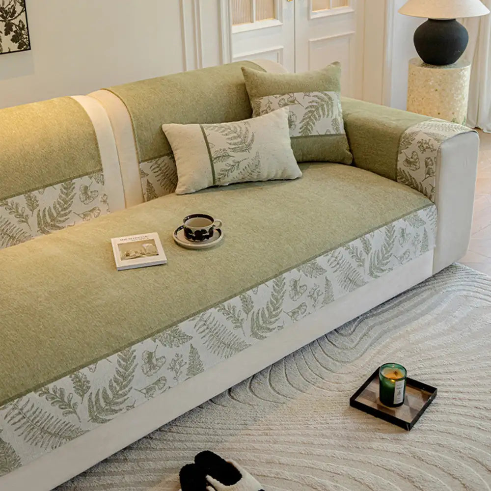 Gemütlicher Chenille Sofabezug in Grün. Bietet optimalen, atmungsaktiven Schutz für Ihr Wohnzimmer-Sofa.
