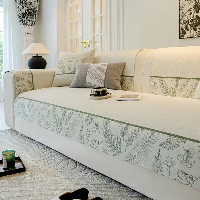Cremefarbener Chenille Sofabezug. Gemütliche, atmungsaktive Sofaauflage für ganzjähriges Wohnzimmer-Dekor.