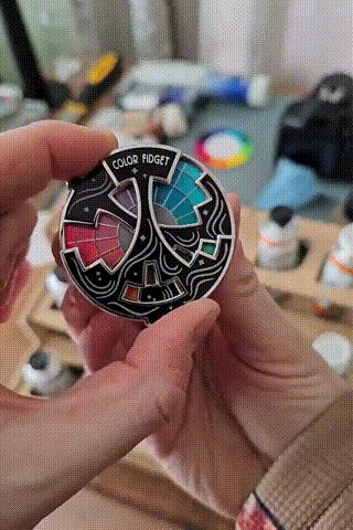 ChromoSpin Farb-Pin: Emaille Farbkreis als dynamisches Inspirationsrad für Kreative & Designer.