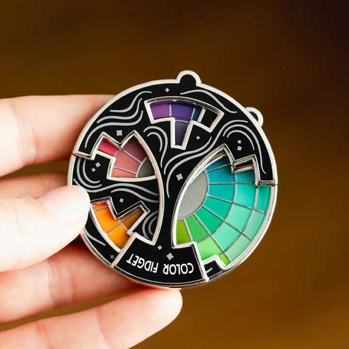 Inspirierender ChromoSpin Farb-Pin: Hochwertiger Emaille Farbkreis fördert Kreativität bei Künstlern & Designern.