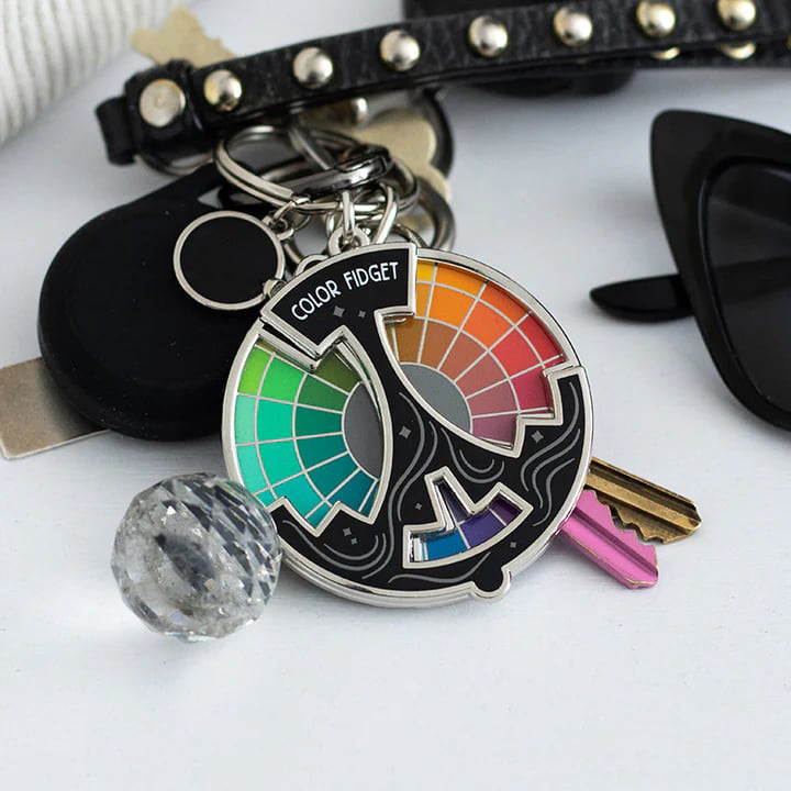 Originelle Geschenkidee: ChromoSpin Farb-Pin. Dynamischer Emaille Farbkreis für Kreativität & Design.