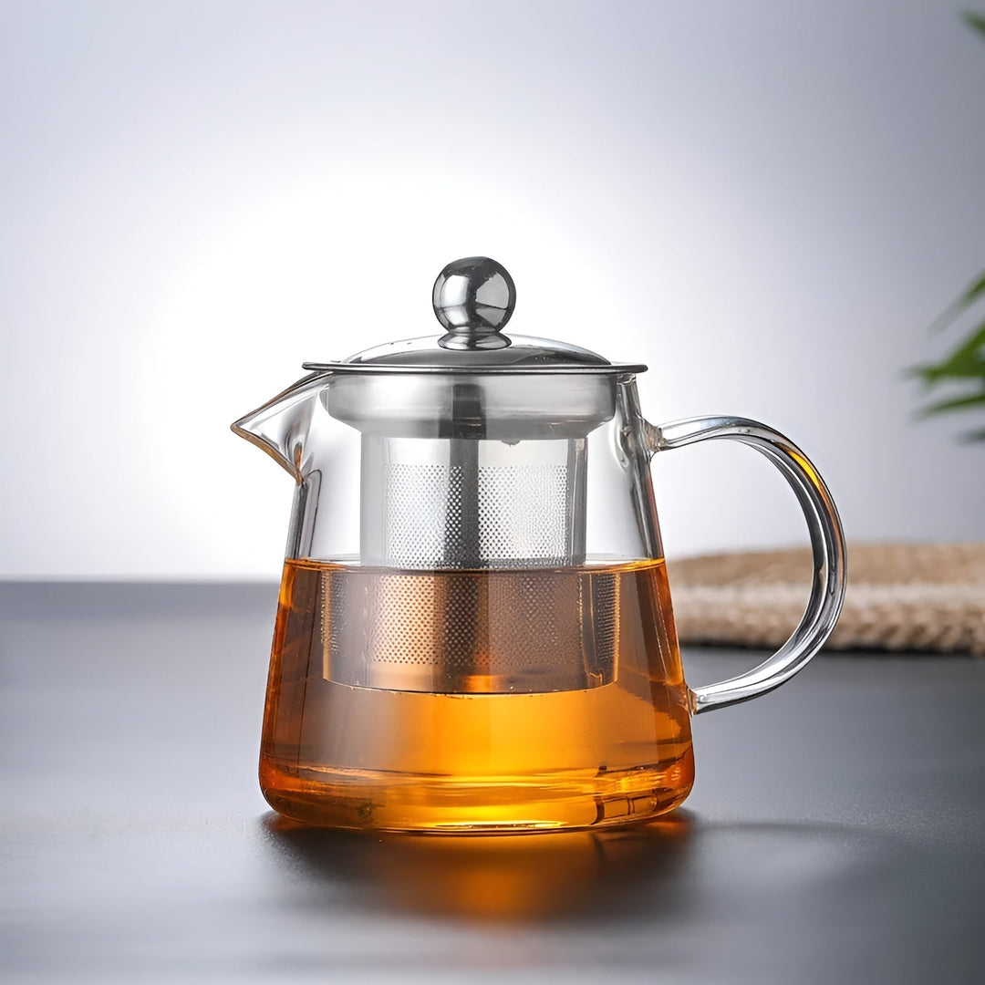 Minimalistische Borosilikatglas Teekanne als elegantes Küchenaccessoire für jeden Teeliebhaber.