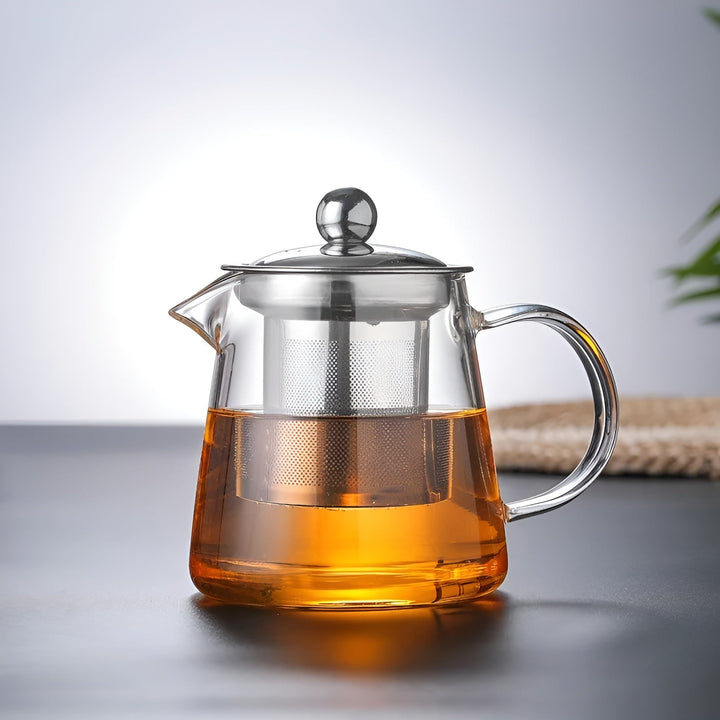Minimalistische Borosilikatglas Teekanne als elegantes Küchenaccessoire für jeden Teeliebhaber.