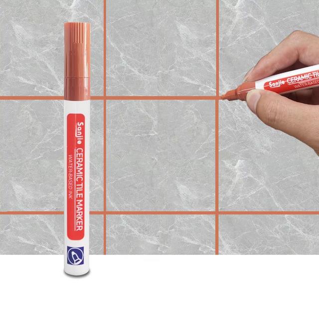 Weiße Fliesenfugen strahlen nach der Behandlung mit dem schimmelhemmenden Fugenmarker.