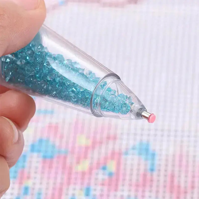 Hände halten CrystalPen Applikator, präzise Strasssteine auf Nagel platzierend; für perfektes Nageldesign.