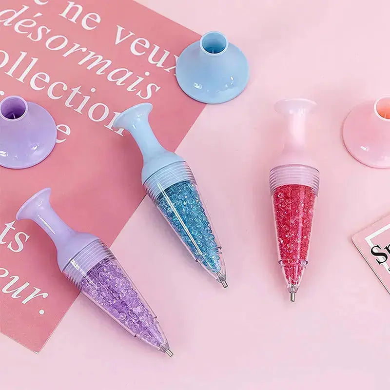 CrystalPen Präzisionswerkzeug für Strasssteine, kleine Perlen und andere Nailart-Verzierungen beim Basteln.