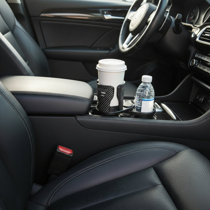 Flexibler 360° drehbarer Auto-Getränkehalter CUPSWIVEL für zwei Getränke. Verbessert die Auto-Organisation.