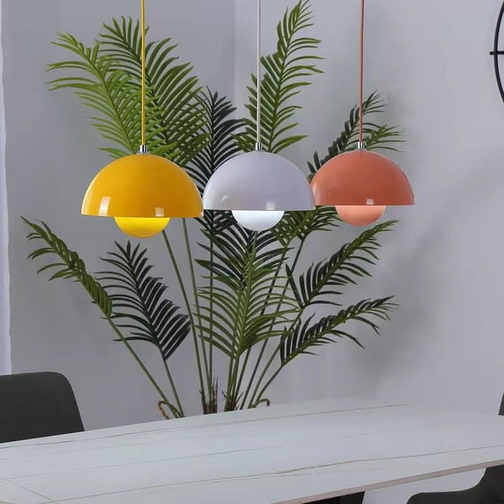 Skandinavische Hängelampe, Flowerpot-Design, warmes Licht, ideal für minimalistische Wohnräume.