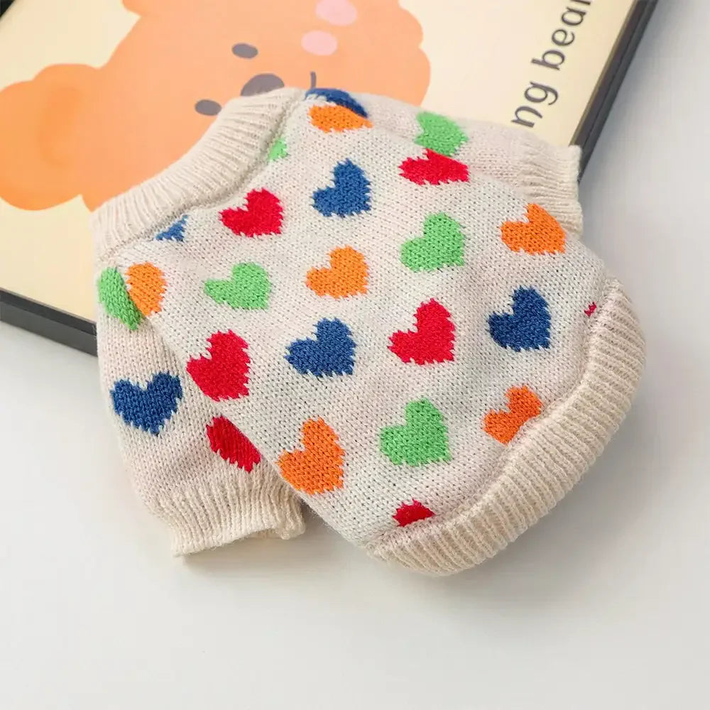 Glücklicher Dackel in kuscheligem Hundepulli mit Herz-Muster. Stylische Dackelkleidung für Spaziergänge, süßer Pullover.