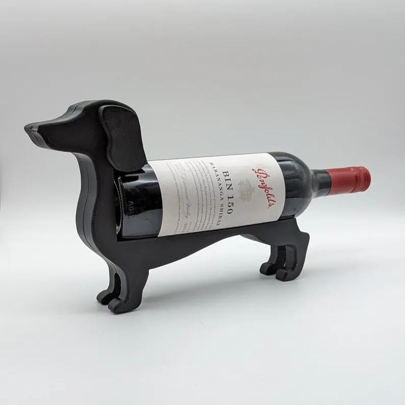 Dekorativer Dackel-Flaschenhalter als Hingucker, tolles Geschenk für Dackel- & Weinliebhaber.