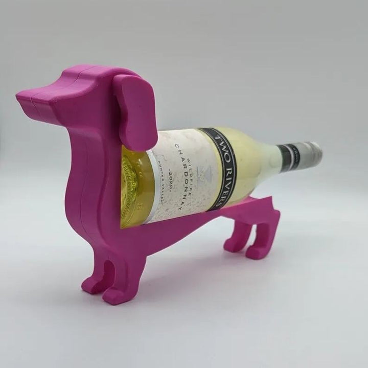 Dackel Weinflaschenhalter auf weißem Hintergrund. Perfekt als einzigartiges Weinregal und Wohndeko.