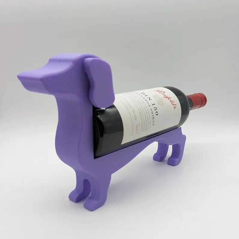Frontansicht des Dackel Weinflaschenhalters. Eine originelle Geschenkidee und Wein-Dekoration.