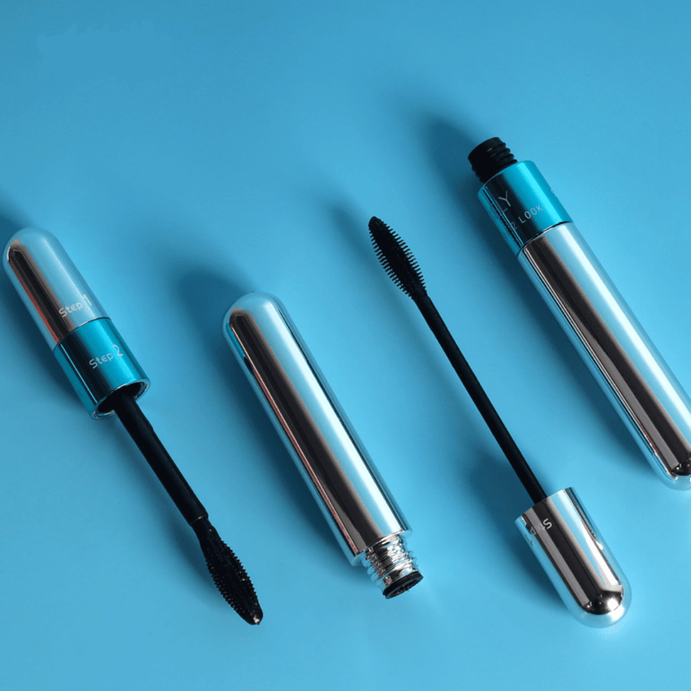 Nahaufnahme der Damen Wimperntusche mit 4D-Effekt, die vollere & längere Wimpern zaubert. Vegane Volumen-Mascara für Schönheit.
