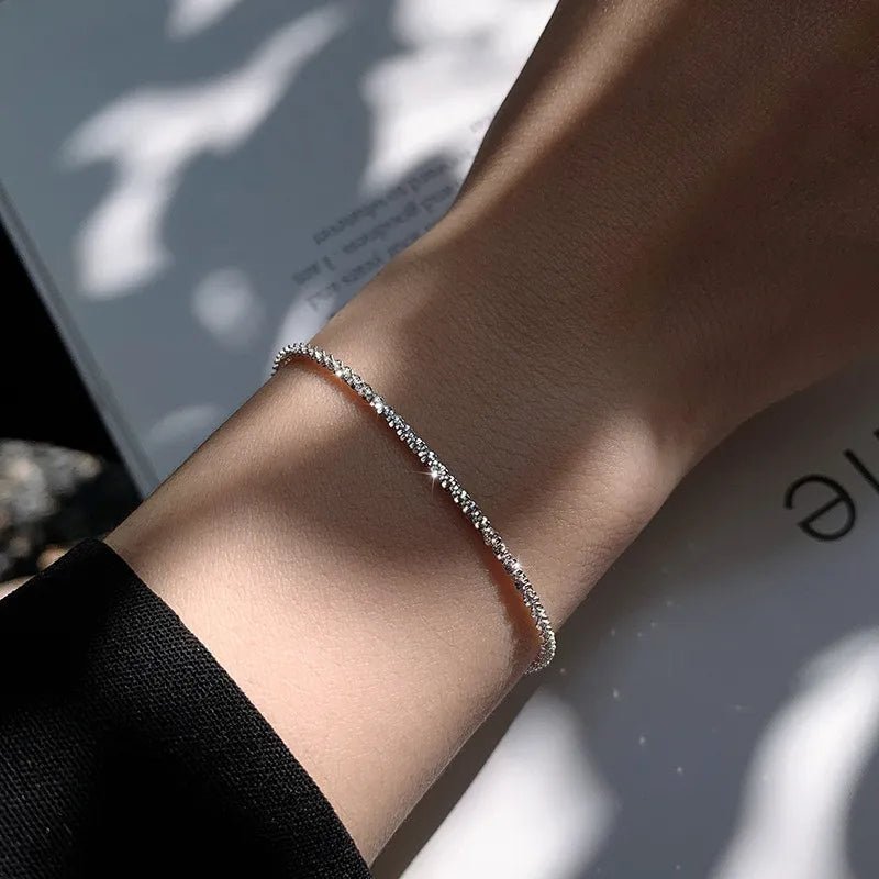 Damen Armband aus glänzendem Sterlingsilber, elegant und zeitlos, perfekt für jedes Handgelenk.