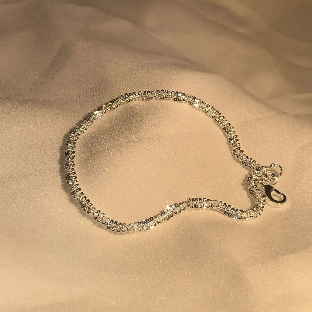 Feines Damen Armband aus 925er Sterlingsilber, hypoallergenes Accessoire für empfindliche Handgelenke.