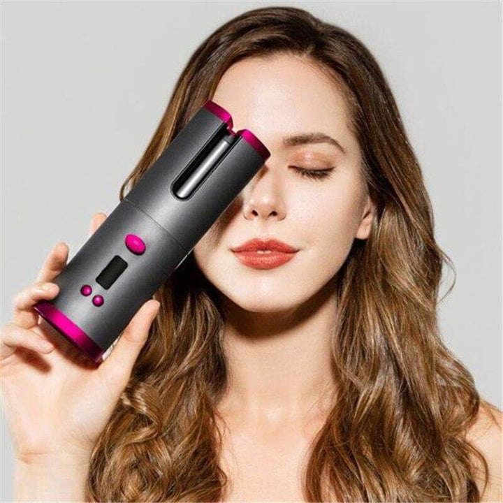 Eleganter kabelloser Lockenstab für moderne Frauen, die schnelle, automatische Locken wünschen.
