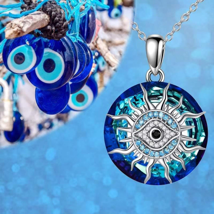 Frau trägt stilvolle Damen Halskette "Böser Blick", Schutzschmuck als modisches Statement-Accessoire.
