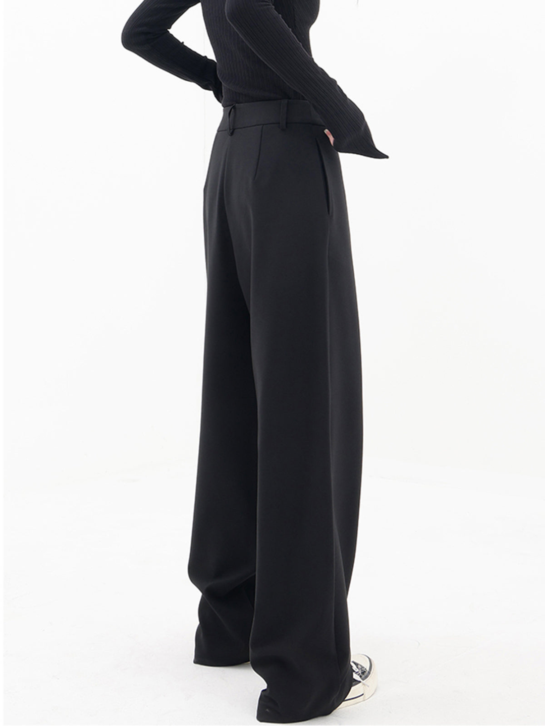 Fashion-Statement: Baggy-Hose für Damen, asymmetrischer Bund, perfekt für Modebewusste.