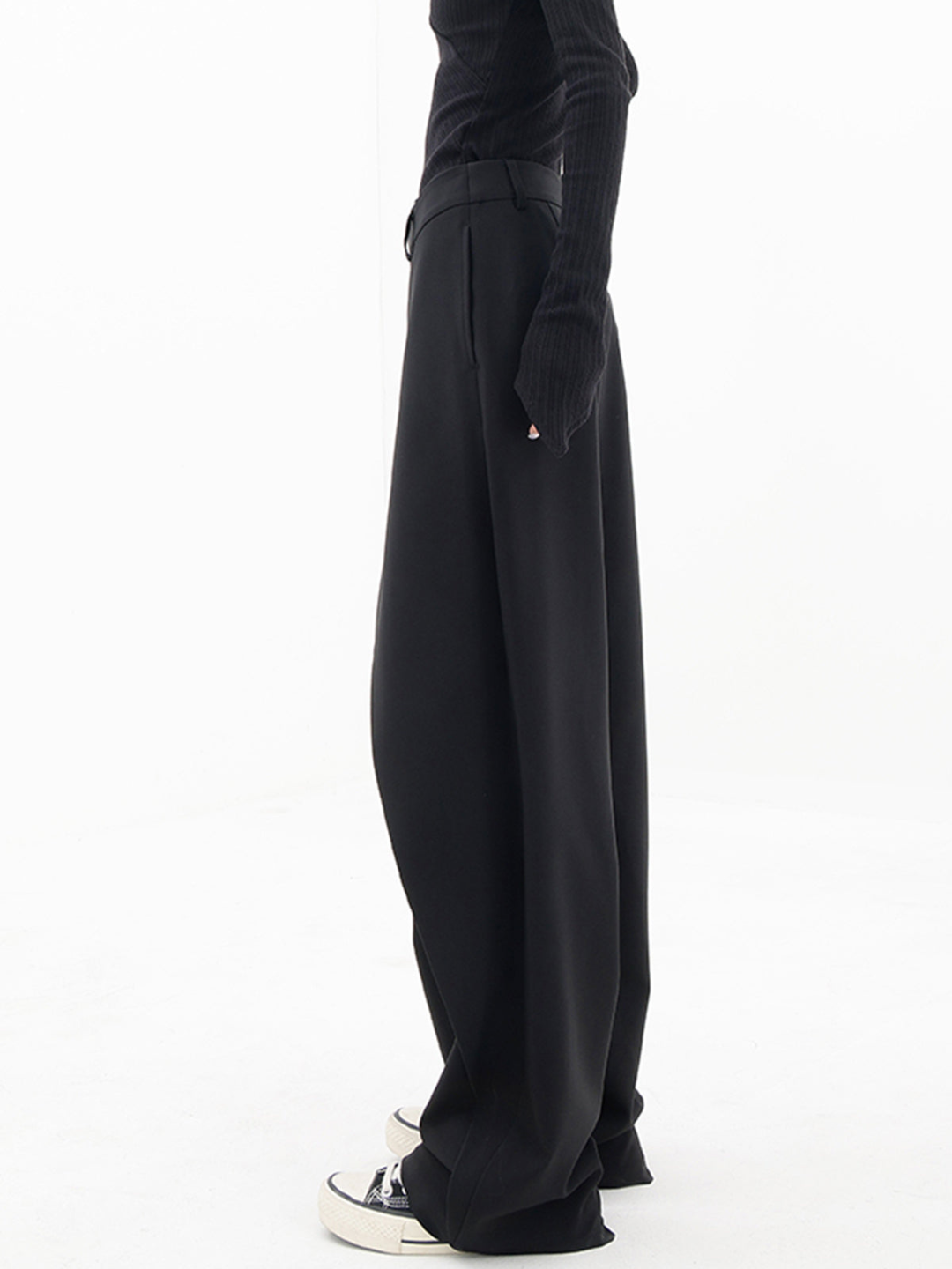 Weite Damenhose im Baggy-Stil mit markantem asymmetrischem Bund, ideal für Komfort.