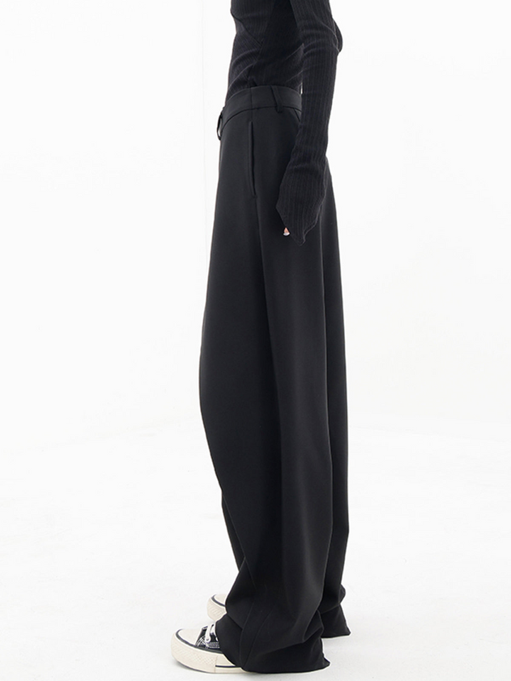 Weite Damenhose im Baggy-Stil mit markantem asymmetrischem Bund, ideal für Komfort.