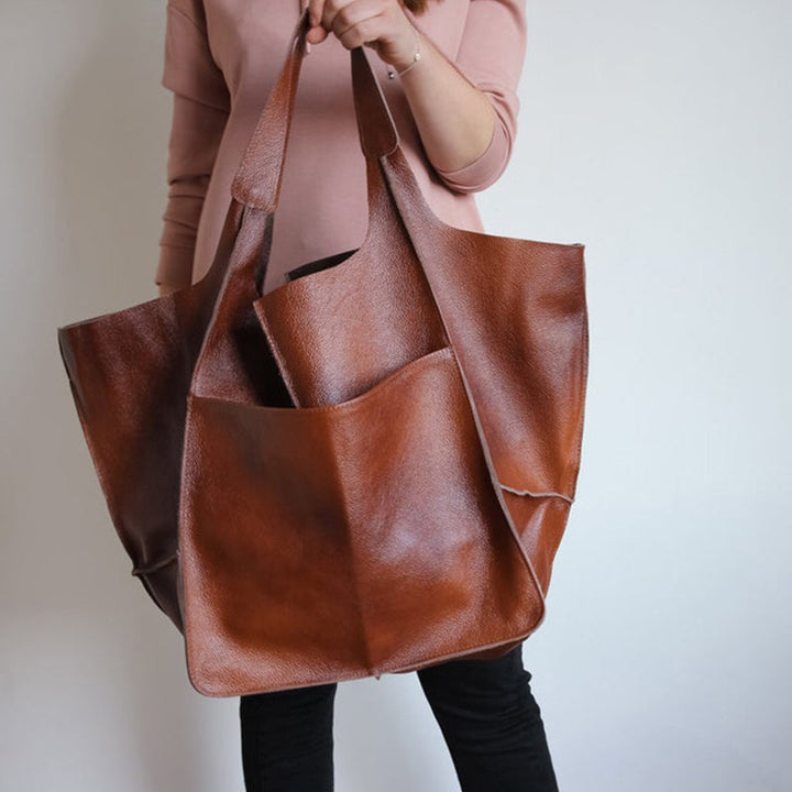 Geräumiger Leder-Weekender für Damen; als elegante Schulter- oder Reisetasche geeignet.