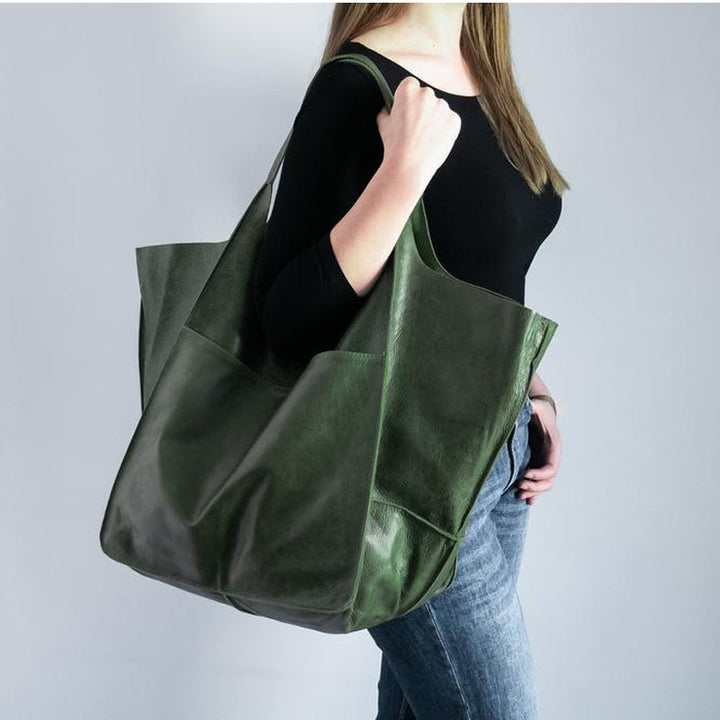 Zeitloser Damen Weekender aus echtem Leder; vielseitig nutzbar als elegante Schultertasche.